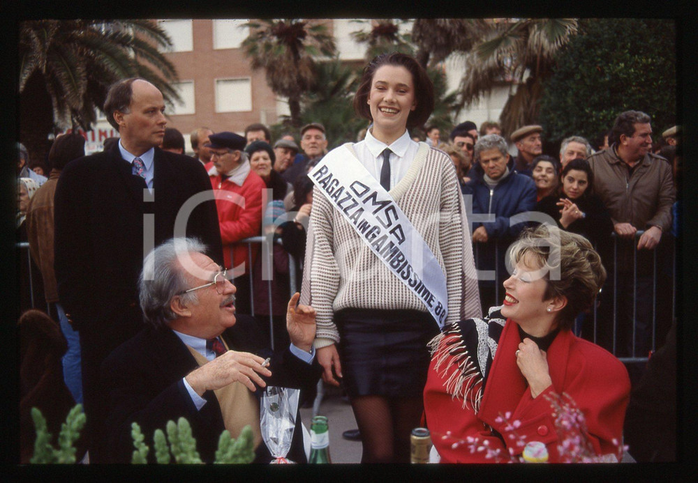 35mm vintage slide* 1989 CARNEVALE VIAREGGIO Ugo TOGNAZZI con Miss OMSA '88 (2)