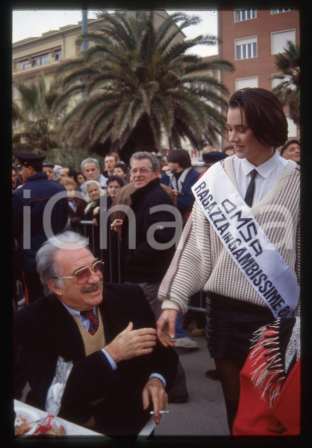 35mm vintage slide* 1989 CARNEVALE VIAREGGIO Ugo TOGNAZZI con Miss OMSA '88 (1)