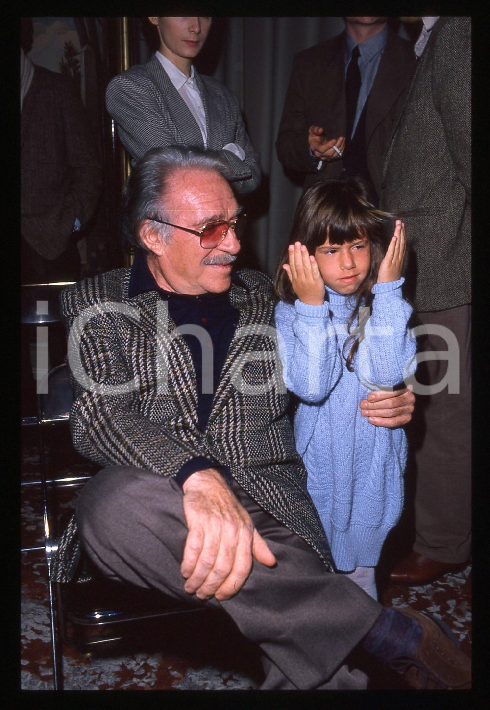 35mm vintage slide* 1985 ca MILANO Ugo e Sarah TOGNAZZI in TERRAZZA MARTINI (2)