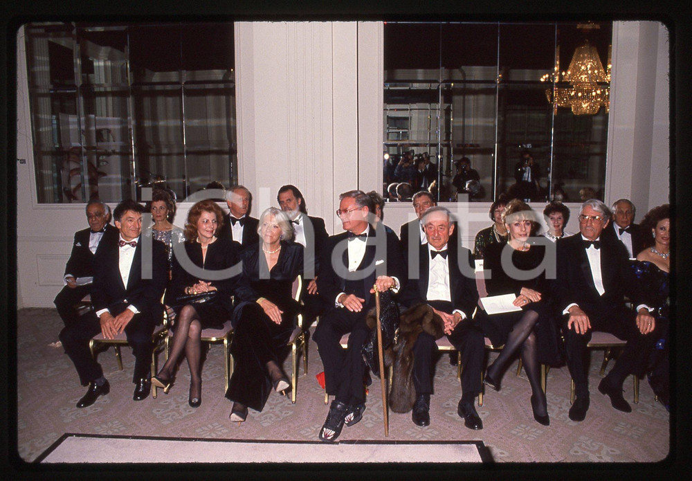 35mm vintage slide* 1989 BEVERLY HILLS Larry HAGMAN Gregory e Veronique PECK (1)