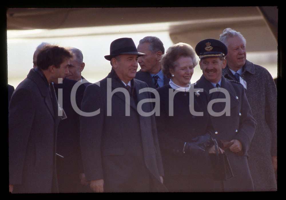 35mm vintage slide* 1984 LONDON Margaret THATCHER Michail GORBACEV - HEATHROW *1
