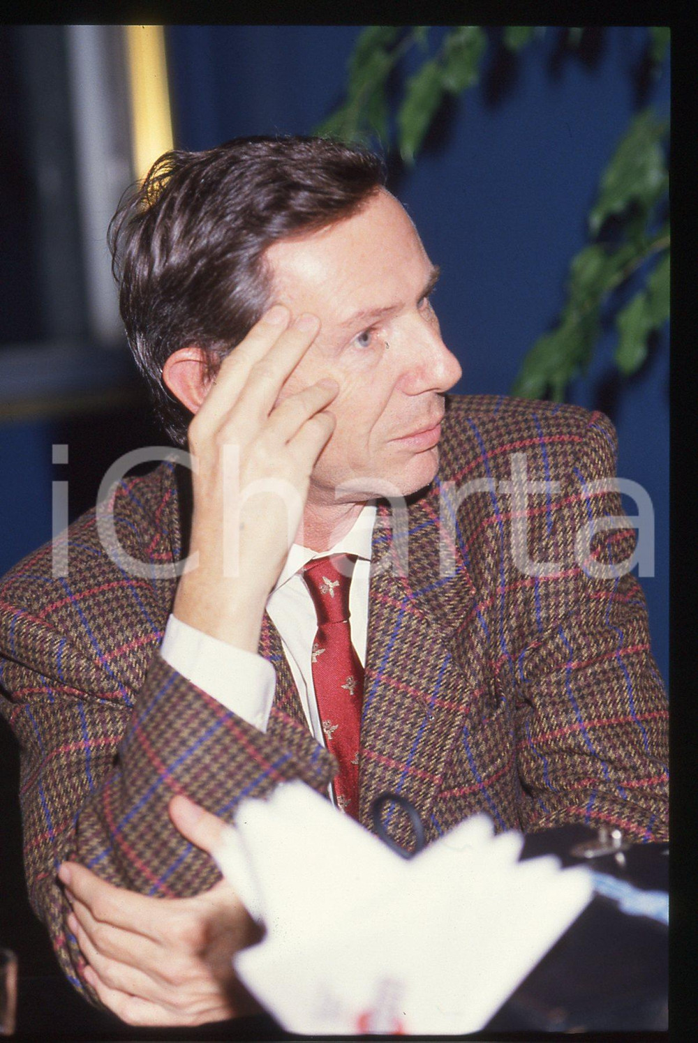 35mm vintage slide* 1987 MILANO Bruno BOZZETTO alla TERRAZZA MARTINI Ritratto 11  Diapositiva d'epoca, in formato 35 mm.Nella diapositiva compare Bruno Bozzetto alla Terrazza Martini di Milano nel 1987, in occasione della presentazione de "Il libro dei diritti dei bambini", scritto con Piero Badaloni. CONDIZIONI: GOOD  Tutti i diritti riservati.E' severamente vietata la riproduzione. ICharta mette in vendita, sul negozio eBay e in esclusiva sul sito "icharta" il proprio archivio composto da numerose diapositive e negativi fotografici d'epoca, tutti originali e autentici, che attraversano la storia del costume italiano tra gli la fine degli anni Sessanta e Novanta.Si tratta di uno sguardo inedito sull'attualit&agrave;, la politica, la vita quotidiana, il gossip e la cultura, che fotografa il cambiamento della nazione in quest'ultimo scorcio del XX secolo. Un'occasione unica per il mercato del collezionismo, che vede finalmente disponibile un archivio eccezionale per vastit&agrave;, tematiche e condizioni, in un settore (il negativo fotografico e la diapositiva) di assoluta novit&agrave; e dalle interessanti prospettive di investimento.New layer...  originale e autentica 1