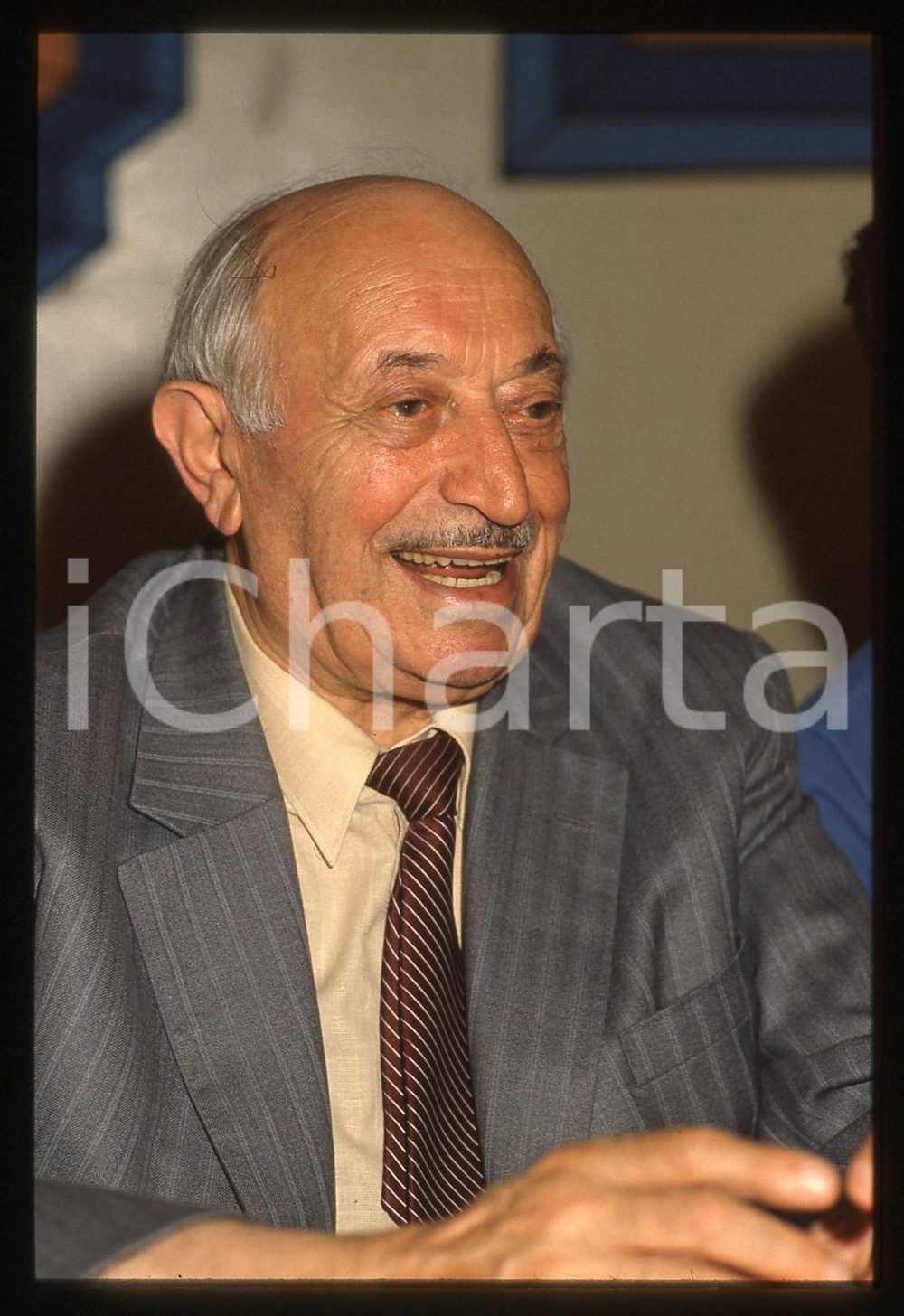 35mm vintage slide* 1990ca MILANO Simon WIESENTHAL al Circolo di Via De Amicis 2  Diapositiva d'epoca, in formato 35 mm.  CONDIZIONI: GOOD  Tutti i diritti riservati.E' severamente vietata la riproduzione. ICharta mette in vendita, sul negozio eBay e in esclusiva sul sito "icharta" il proprio archivio composto da numerose diapositive e negativi fotografici d'epoca, tutti originali e autentici, che attraversano la storia del costume italiano tra gli la fine degli anni Sessanta e Novanta.Si tratta di uno sguardo inedito sull'attualit&agrave;, la politica, la vita quotidiana, il gossip e la cultura, che fotografa il cambiamento della nazione in quest'ultimo scorcio del XX secolo. Un'occasione unica per il mercato del collezionismo, che vede finalmente disponibile un archivio eccezionale per vastit&agrave;, tematiche e condizioni, in un settore (il negativo fotografico e la diapositiva) di assoluta novit&agrave; e dalle interessanti prospettive di investimento.New layer...  originale e autentica 1