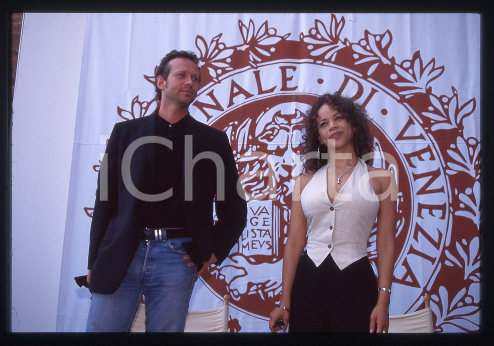 35mm vintage slide* 1994 VENEZIA Alexandre ROCKWELL Rosie PEREZ - Ritratto (6)  Diapositiva d'epoca, in formato 35 mm. CONDIZIONI: GOOD  Tutti i diritti riservati.E' severamente vietata la riproduzione. ICharta mette in vendita, sul negozio eBay e in esclusiva sul sito "icharta" il proprio archivio composto da numerose diapositive e negativi fotografici d'epoca, tutti originali e autentici, che attraversano la storia del costume italiano tra gli la fine degli anni Sessanta e Novanta.Si tratta di uno sguardo inedito sull'attualit&agrave;, la politica, la vita quotidiana, il gossip e la cultura, che fotografa il cambiamento della nazione in quest'ultimo scorcio del XX secolo. Un'occasione unica per il mercato del collezionismo, che vede finalmente disponibile un archivio eccezionale per vastit&agrave;, tematiche e condizioni, in un settore (il negativo fotografico e la diapositiva) di assoluta novit&agrave; e dalle interessanti prospettive di investimento.New layer...  originale e autentica 1