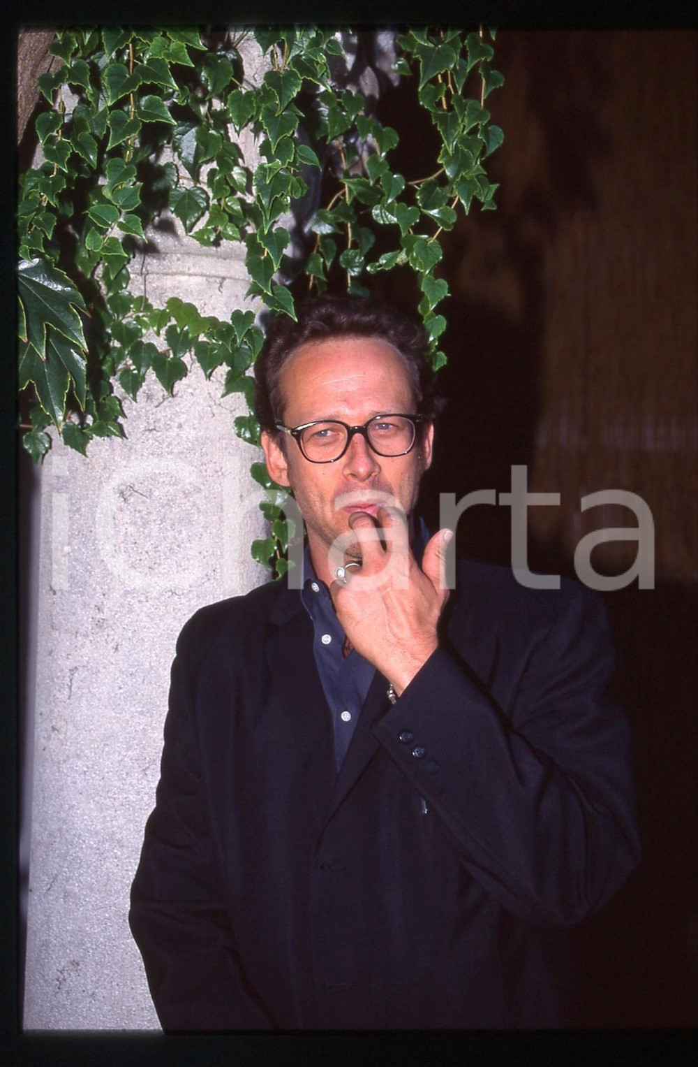 35mm vintage slide* 1992 LIDO DI VENEZIA Alexandre ROCKWELL - Ritratto regista 6  Diapositiva d'epoca, in formato 35 mm. CONDIZIONI: GOOD  Tutti i diritti riservati.E' severamente vietata la riproduzione. ICharta mette in vendita, sul negozio eBay e in esclusiva sul sito "icharta" il proprio archivio composto da numerose diapositive e negativi fotografici d'epoca, tutti originali e autentici, che attraversano la storia del costume italiano tra gli la fine degli anni Sessanta e Novanta.Si tratta di uno sguardo inedito sull'attualit&agrave;, la politica, la vita quotidiana, il gossip e la cultura, che fotografa il cambiamento della nazione in quest'ultimo scorcio del XX secolo. Un'occasione unica per il mercato del collezionismo, che vede finalmente disponibile un archivio eccezionale per vastit&agrave;, tematiche e condizioni, in un settore (il negativo fotografico e la diapositiva) di assoluta novit&agrave; e dalle interessanti prospettive di investimento.New layer...  originale e autentica 1