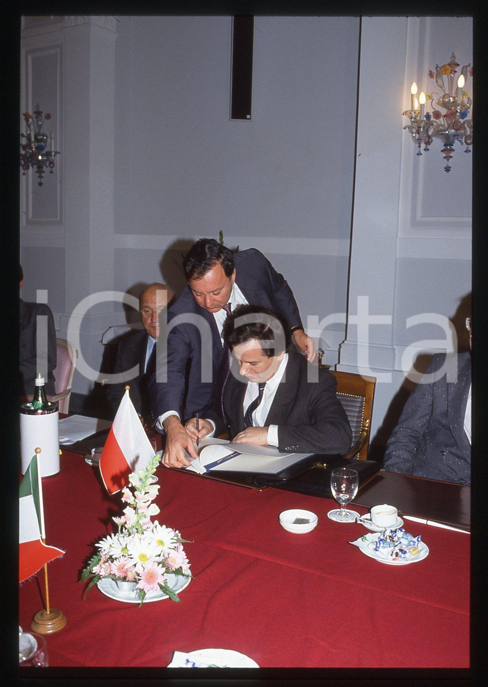 35mm vintage slide* 1991 ROMA Dariusz LEDWOROWSKI Firma accordi ITALIA POLONIA 1  Diapositiva d'epoca, in formato 35 mm.Nella diapositiva compare il ministro polacco per la Cooperazione Economica con i Paesi Stranieri, Dariusz Ledworowski, in occasione degli accordi commerciali con il ministro italiano per il Commercio Estero Vito Lattanzio, avvenuti a Roma nel novembre 1991. CONDIZIONI: GOOD Tutti i diritti riservati.E' severamente vietata la riproduzione. ICharta mette in vendita, sul negozio eBay e in esclusiva sul sito "icharta" il proprio archivio composto da numerose diapositive e negativi fotografici d'epoca, tutti originali e autentici, che attraversano la storia del costume italiano tra gli la fine degli anni Sessanta e Novanta.Si tratta di uno sguardo inedito sull'attualit&agrave;, la politica, la vita quotidiana, il gossip e la cultura, che fotografa il cambiamento della nazione in quest'ultimo scorcio del XX secolo. Un'occasione unica per il mercato del collezionismo, che vede finalmente disponibile un archivio eccezionale per vastit&agrave;, tematiche e condizioni, in un settore (il negativo fotografico e la diapositiva) di assoluta novit&agrave; e dalle interessanti prospettive di investimento.New layer...  originale e autentica 1