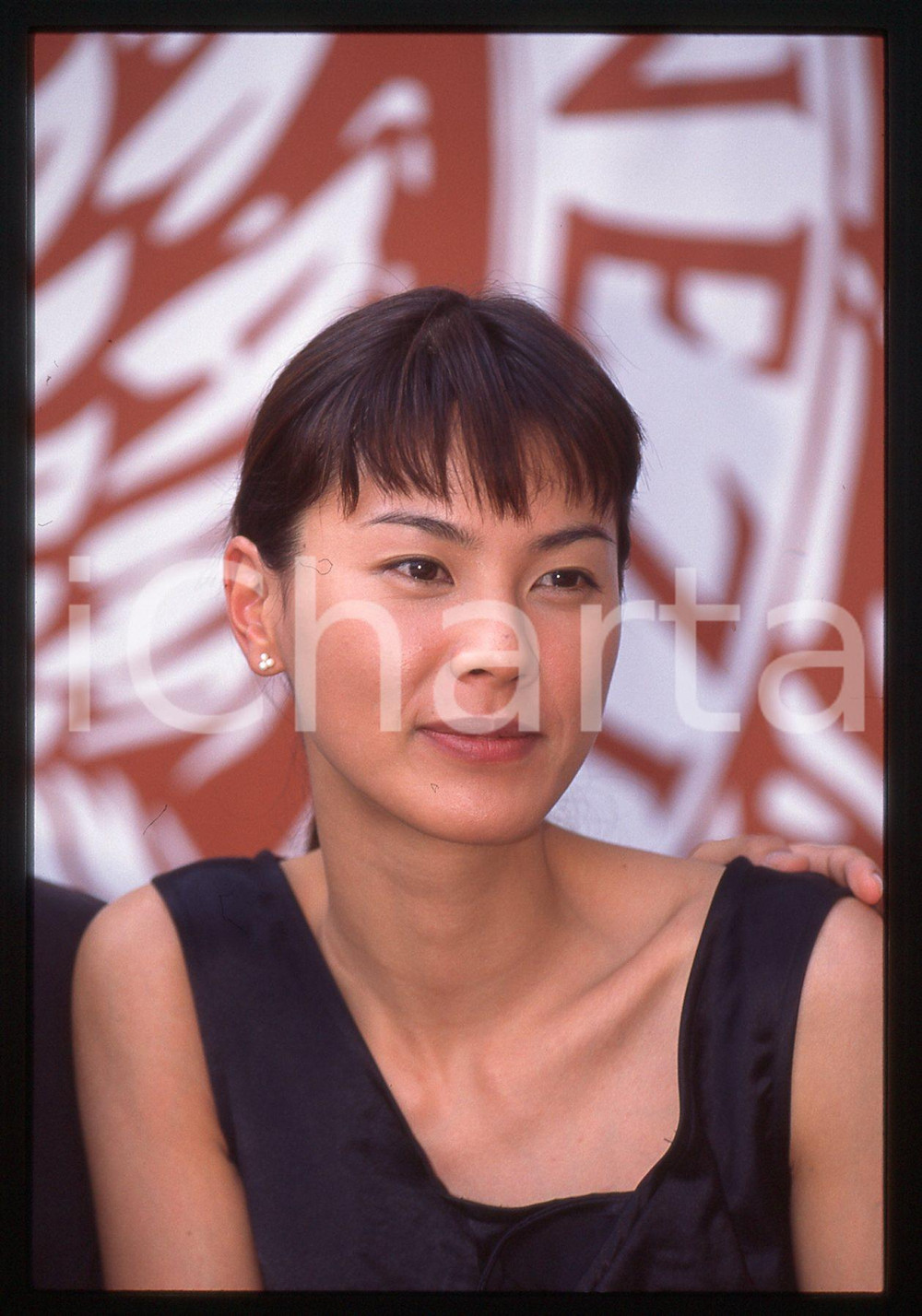 35mm vintage slide* 1995 VENEZIA Makiko ESUMI alla Mostra del Cinema Ritratto 10 Diapositiva d'epoca, in formato 35 mm.CONDIZIONI: GOODTutti i diritti riservati.E' severamente vietata la riproduzione. ICharta mette in vendita, sul negozio eBay e in esclusiva sul sito "icharta" il proprio archivio composto da numerose diapositive e negativi fotografici d'epoca, tutti originali e autentici, che attraversano la storia del costume italiano tra gli la fine degli anni Sessanta e Novanta.Si tratta di uno sguardo inedito sull'attualit&agrave;, la politica, la vita quotidiana, il gossip e la cultura, che fotografa il cambiamento della nazione in quest'ultimo scorcio del XX secolo. Un'occasione unica per il mercato del collezionismo, che vede finalmente disponibile un archivio eccezionale per vastit&agrave;, tematiche e condizioni, in un settore (il negativo fotografico e la diapositiva) di assoluta novit&agrave; e dalle interessanti prospettive di investimento.  originale e autentica 1