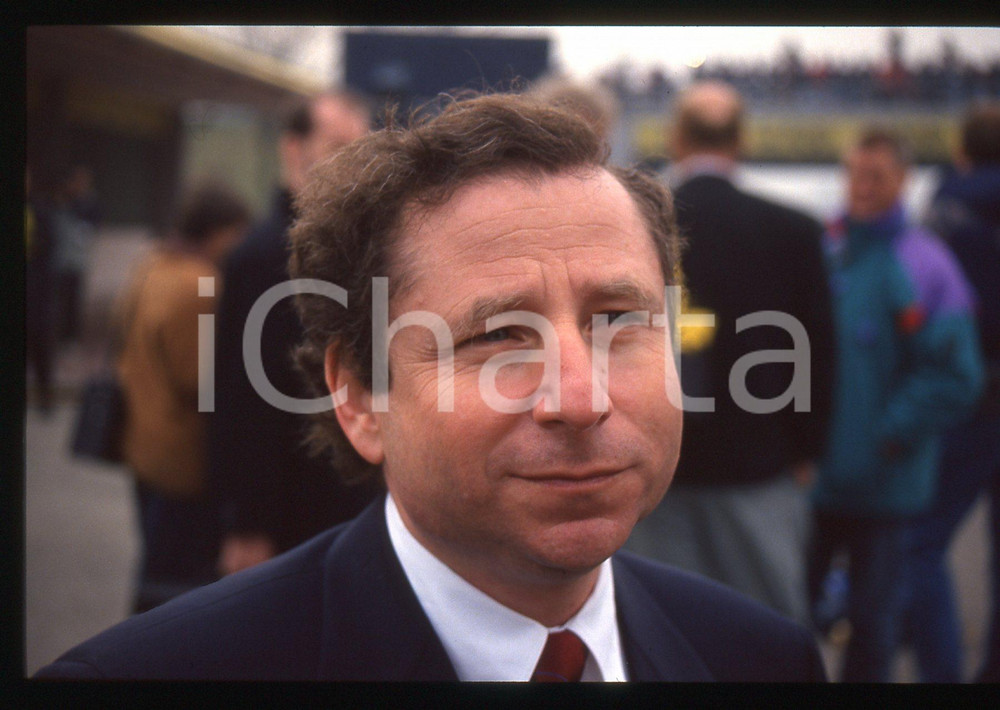 35mm vintage slide* 2000 ca FIORANO F1 Jean TODT Direttore generale FERRARI Diapositiva d'epoca, in formato 35 mm.CONDIZIONI: GOODTutti i diritti riservati.E' severamente vietata la riproduzione. ICharta mette in vendita, sul negozio eBay e in esclusiva sul sito "icharta" il proprio archivio composto da numerose diapositive e negativi fotografici d'epoca, tutti originali e autentici, che attraversano la storia del costume italiano tra gli la fine degli anni Sessanta e Novanta.Si tratta di uno sguardo inedito sull'attualit&agrave;, la politica, la vita quotidiana, il gossip e la cultura, che fotografa il cambiamento della nazione in quest'ultimo scorcio del XX secolo. Un'occasione unica per il mercato del collezionismo, che vede finalmente disponibile un archivio eccezionale per vastit&agrave;, tematiche e condizioni, in un settore (il negativo fotografico e la diapositiva) di assoluta novit&agrave; e dalle interessanti prospettive di investimento.  originale e autentica 1