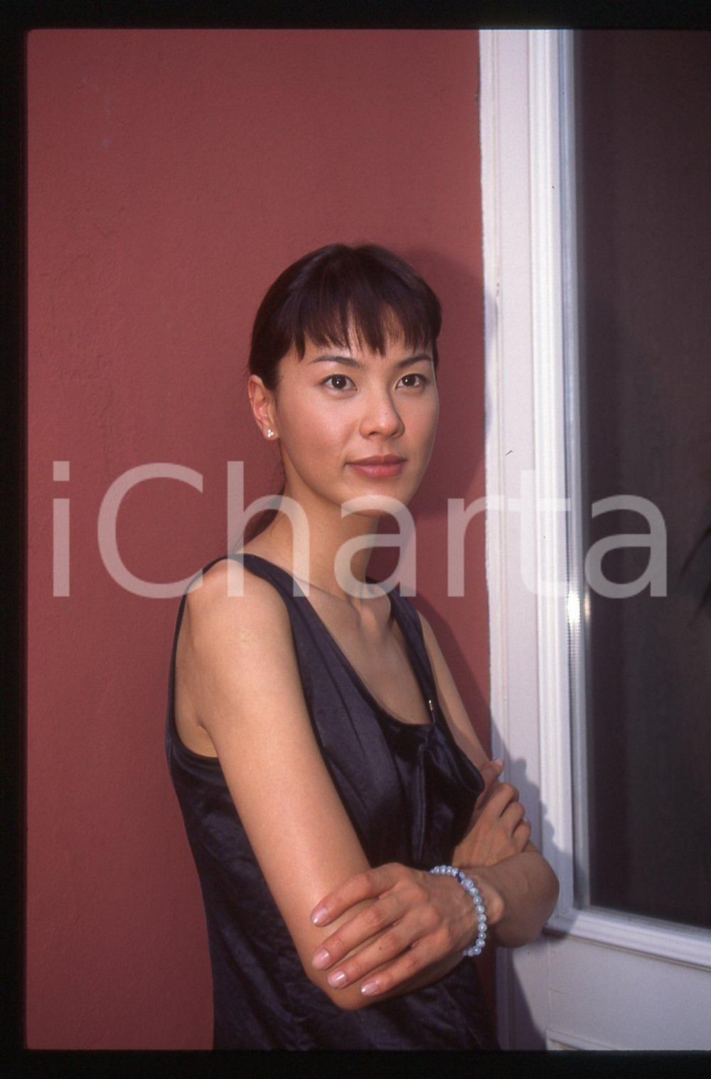 35mm vintage slide* 1995 VENEZIA Makiko ESUMI alla Mostra del Cinema Ritratto Diapositiva d'epoca, in formato 35 mm.CONDIZIONI: GOODTutti i diritti riservati.E' severamente vietata la riproduzione. ICharta mette in vendita, sul negozio eBay e in esclusiva sul sito "icharta" il proprio archivio composto da numerose diapositive e negativi fotografici d'epoca, tutti originali e autentici, che attraversano la storia del costume italiano tra gli la fine degli anni Sessanta e Novanta.Si tratta di uno sguardo inedito sull'attualit&agrave;, la politica, la vita quotidiana, il gossip e la cultura, che fotografa il cambiamento della nazione in quest'ultimo scorcio del XX secolo. Un'occasione unica per il mercato del collezionismo, che vede finalmente disponibile un archivio eccezionale per vastit&agrave;, tematiche e condizioni, in un settore (il negativo fotografico e la diapositiva) di assoluta novit&agrave; e dalle interessanti prospettive di investimento.  originale e autentica 1