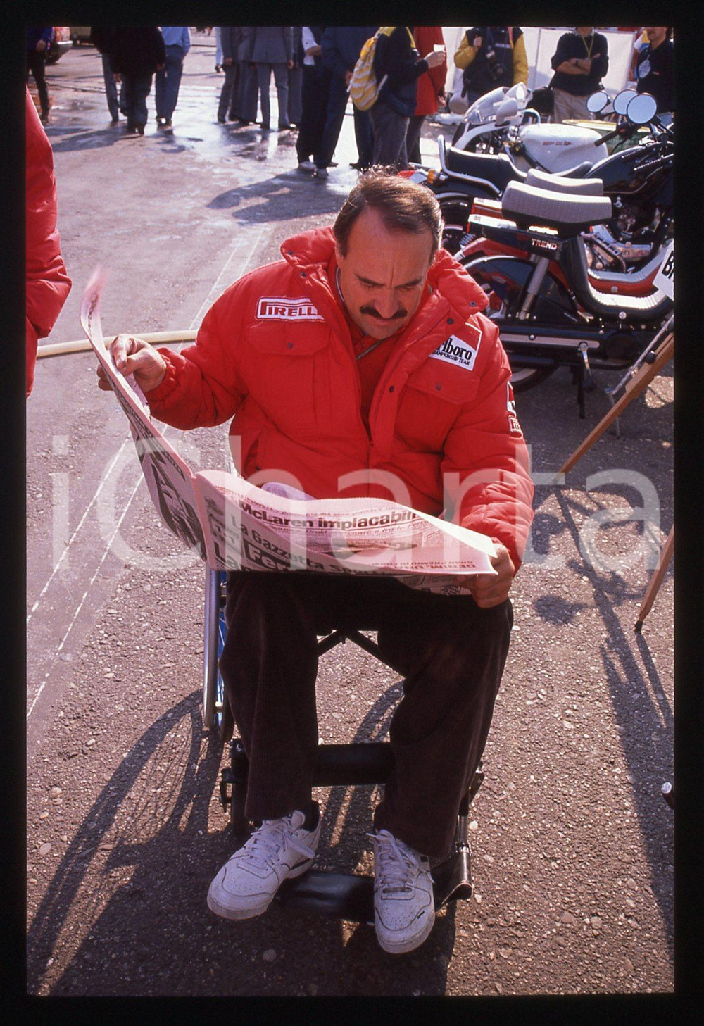 Fotografia d epoca originale 35mm vintage slide 1985 ca FORMULA 1 Clay REGAZZONI legge Gazzetta dello Sport 1