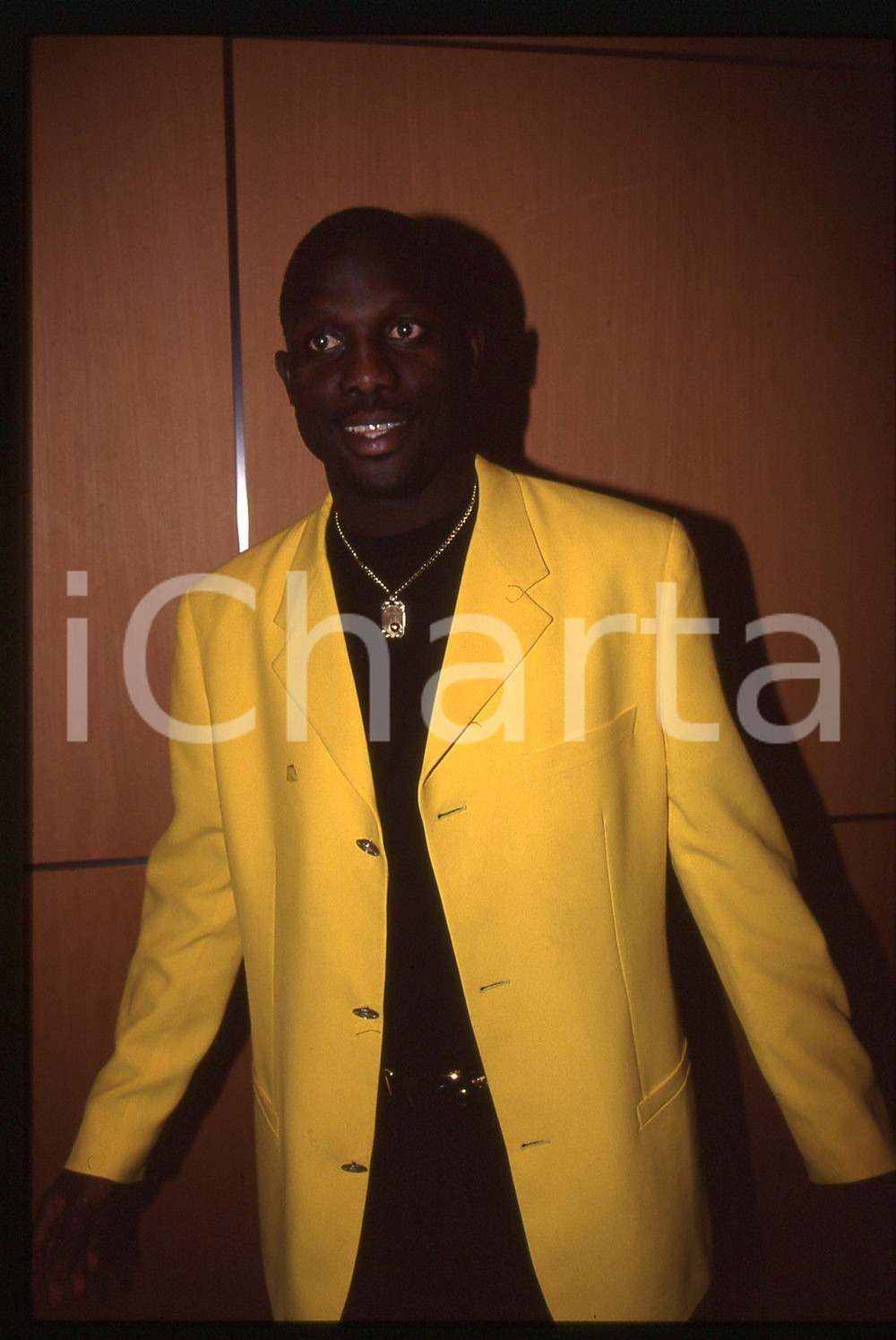 35mm vintage slide* 1995 ca CALCIO George WEAH AC MILAN Ritratto del calciatore Diapositiva d'epoca, in formato 35 mm.CONDIZIONI: GOODTutti i diritti riservatiE' severamente vietata la riproduzione. ICharta mette in vendita, sul negozio eBay e in esclusiva sul sito "icharta" il proprio archivio composto da numerose diapositive e negativi fotografici d'epoca, tutti originali e autentici, che attraversano la storia del costume italiano tra gli la fine degli anni Sessanta e Novanta.Si tratta di uno sguardo inedito sull'attualit&agrave;, la politica, la vita quotidiana, il gossip e la cultura, che fotografa il cambiamento della nazione in quest'ultimo scorcio del XX secolo. Un'occasione unica per il mercato del collezionismo, che vede finalmente disponibile un archivio eccezionale per vastit&agrave;, tematiche e condizioni, in un settore (il negativo fotografico e la diapositiva) di assoluta novit&agrave; e dalle interessanti prospettive di investimento.  originale e autentica 1