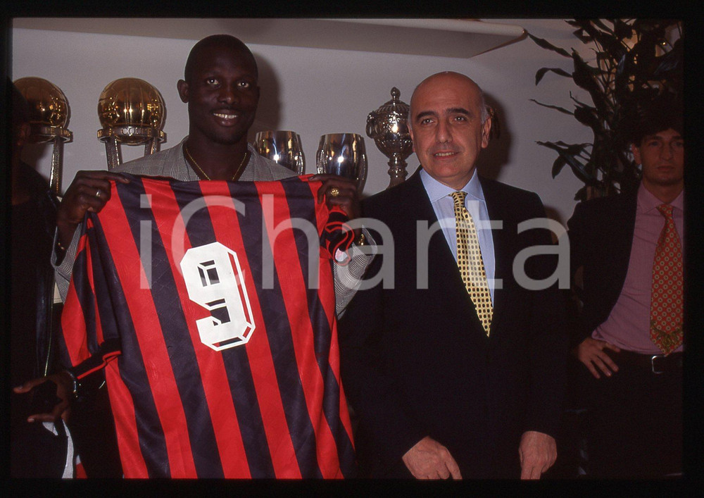 35mm vintage slide* 1995 AC MILAN Adriano GALLIANI presenta George WEAH (1) Diapositiva d'epoca, in formato 35 mm.CONDIZIONI: GOODTutti i diritti riservatiE' severamente vietata la riproduzione. ICharta mette in vendita, sul negozio eBay e in esclusiva sul sito "icharta" il proprio archivio composto da numerose diapositive e negativi fotografici d'epoca, tutti originali e autentici, che attraversano la storia del costume italiano tra gli la fine degli anni Sessanta e Novanta.Si tratta di uno sguardo inedito sull'attualit&agrave;, la politica, la vita quotidiana, il gossip e la cultura, che fotografa il cambiamento della nazione in quest'ultimo scorcio del XX secolo. Un'occasione unica per il mercato del collezionismo, che vede finalmente disponibile un archivio eccezionale per vastit&agrave;, tematiche e condizioni, in un settore (il negativo fotografico e la diapositiva) di assoluta novit&agrave; e dalle interessanti prospettive di investimento.  originale e autentica 1