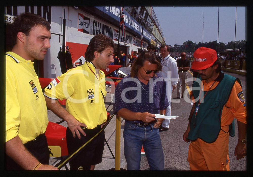 35mm vintage slide* 1982 GP SAN MARINO Box FERRARI René ARNOUX con meccanici 2