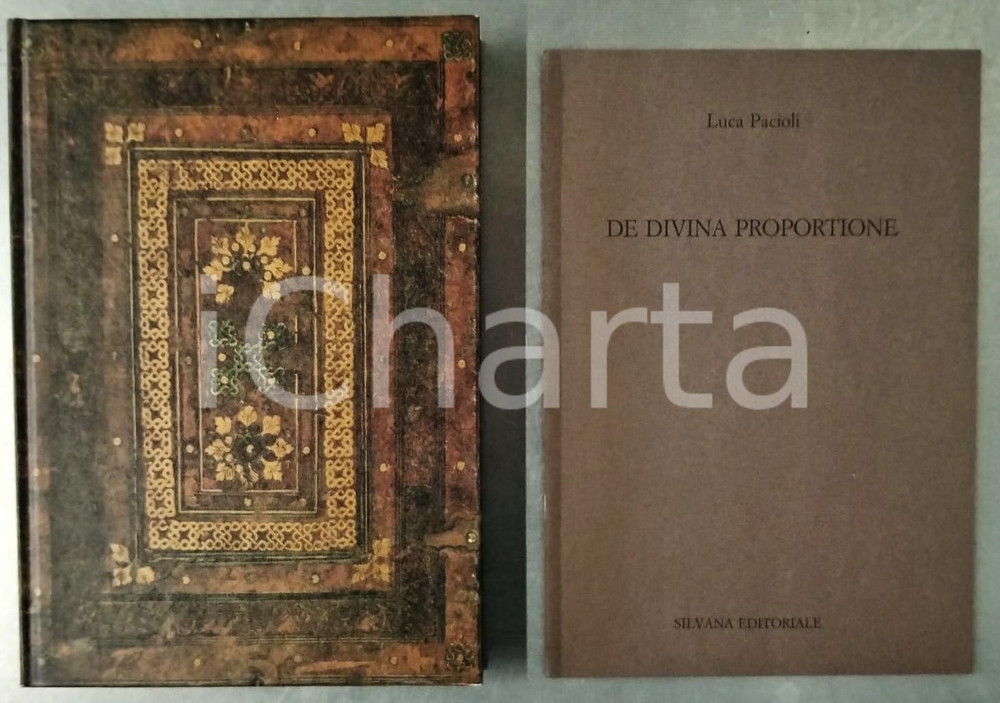 1986 Luca PACIOLI De divina proportione - Edizione anastatica SILVANA EDITORIALE Pubblicazione in brossura editoriale, con copertina cartonata, cofanetto rigido e appendice spillata con un'introduzione di Augusto Marinoni.Edizione anastatica.EDITORE: Silvana Editoriale  FAIR/discreto lievi aloni al cofanetto FORMATO: 21x30 cm originale e autentica 1