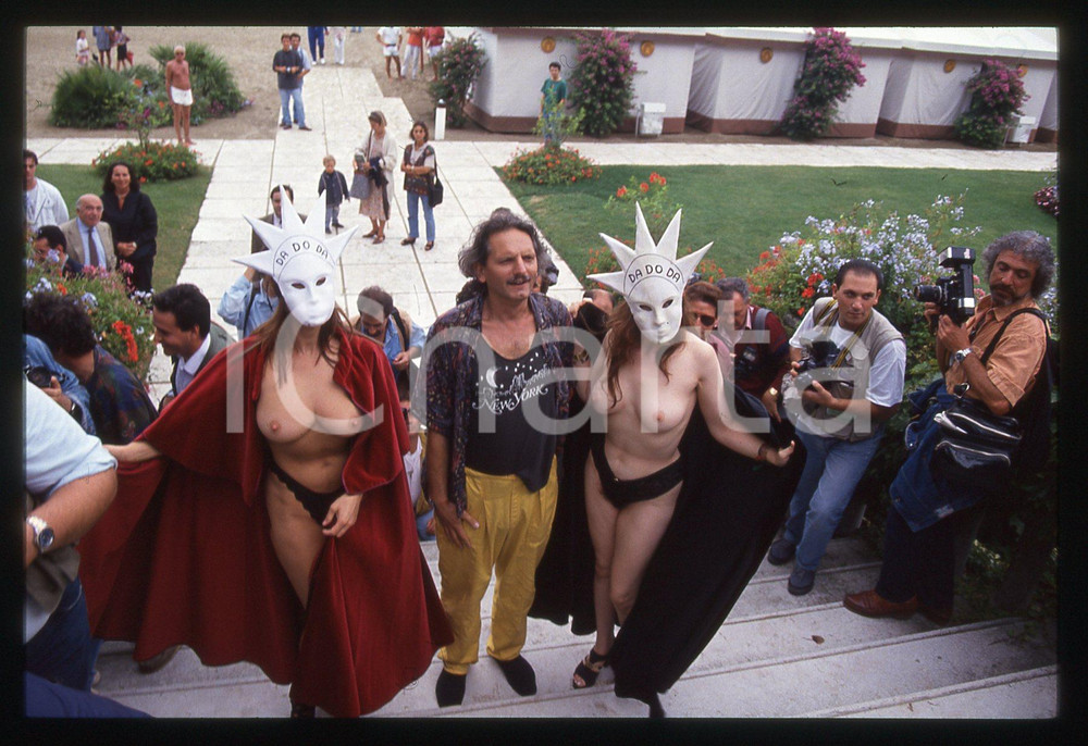 35mm vintage slide*1994 VENEZIA - DA DO DA Nico CIRASOLA con donne in topless 11