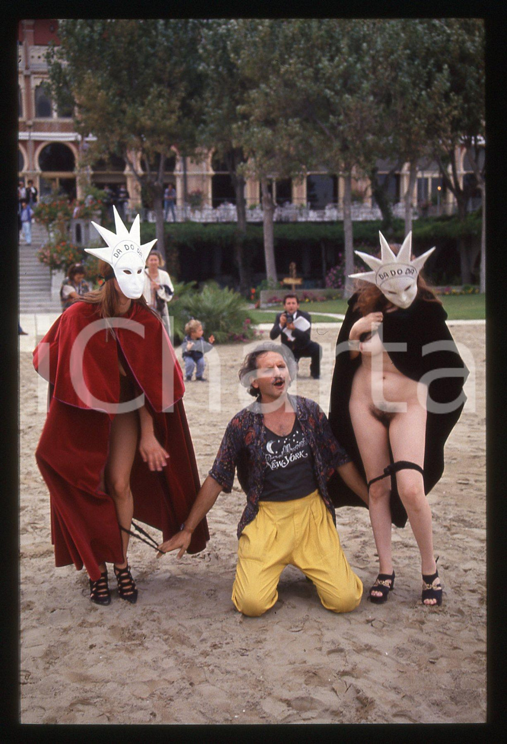 35mm vintage slide* 1994 VENEZIA Film DA DO DA Nico CIRASOLA spoglia due donne 9