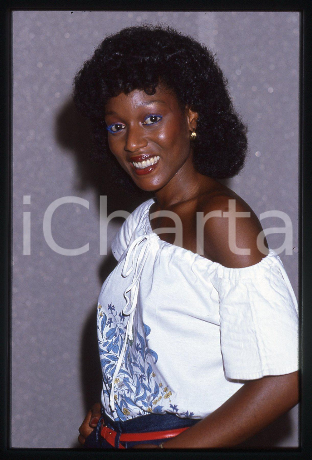 35mm vintage slide* 1980 ca MUSICA Amii STEWART - Ritratto della cantante (11)   Diapositiva d'epoca, in formato 35 mm. CONDIZIONI: GOODTutti i diritti riservati.E' severamente vietata la riproduzione. ICharta mette in vendita, sul negozio eBay e in esclusiva sul sito "icharta" il proprio archivio composto da numerose diapositive e negativi fotografici d'epoca, tutti originali e autentici, che attraversano la storia del costume italiano tra gli la fine degli anni Sessanta e Novanta.Si tratta di uno sguardo inedito sull'attualit&agrave;, la politica, la vita quotidiana, il gossip e la cultura, che fotografa il cambiamento della nazione in quest'ultimo scorcio del XX secolo. Un'occasione unica per il mercato del collezionismo, che vede finalmente disponibile un archivio eccezionale per vastit&agrave;, tematiche e condizioni, in un settore (il negativo fotografico e la diapositiva) di assoluta novit&agrave; e dalle interessanti prospettive di investimento.  originale e autentica 1