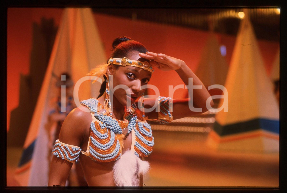Fotografia d epoca originale 35mm vintage slide 1985 RAI2 IL TASTOMATTO Amii STEWART durante un balletto 27 1