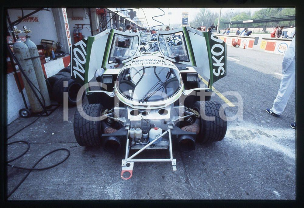 Fotografia d'epoca originale 35mm vintage slide* 1984 1000 KM MONZA PORSCHE 956 B Skoal Bandit ai box (2) 1
