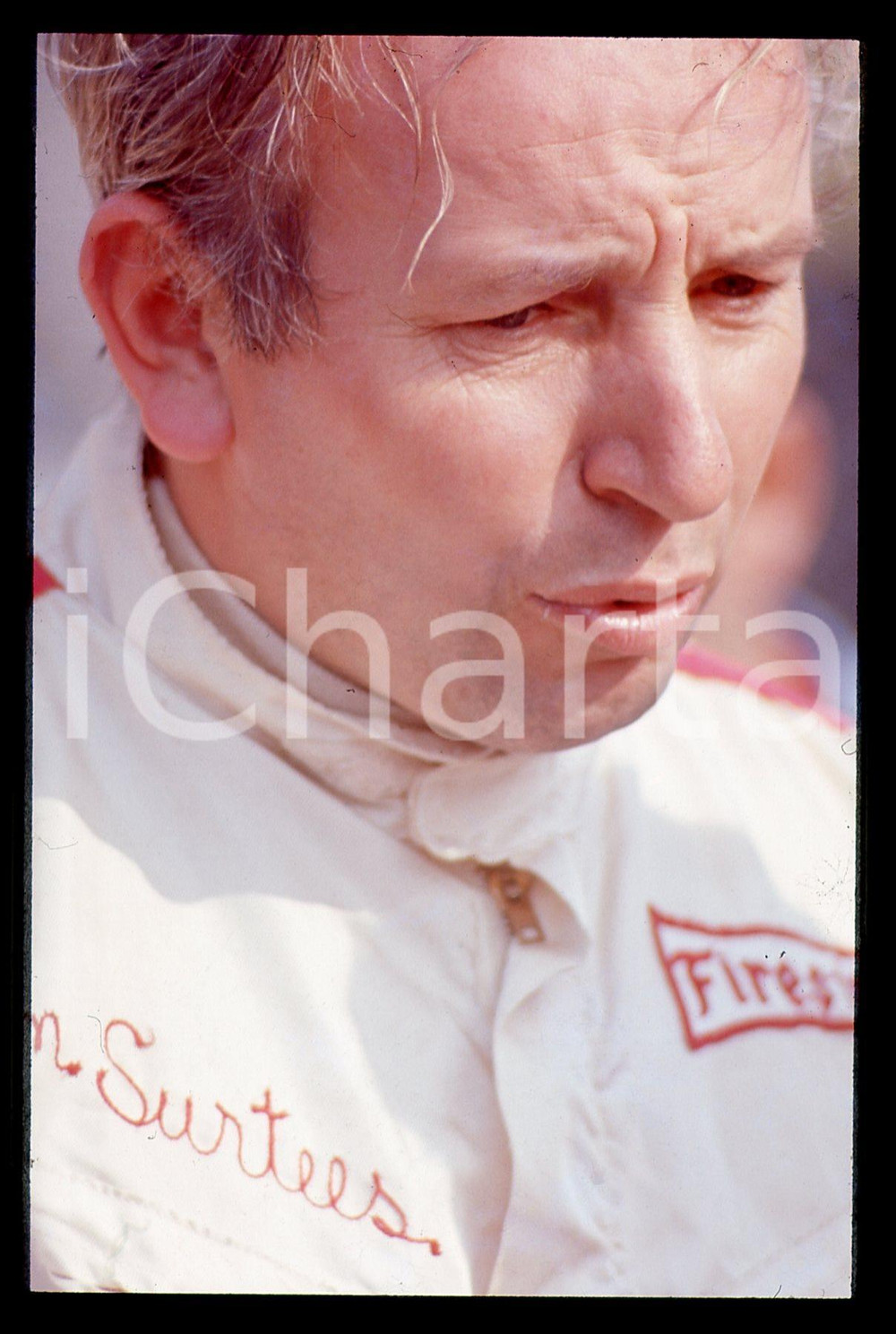 35mm vintage slide* 1970 ca MOTORI John SURTEES Ritratto del pilota   CONDIZIONI: GOODTutti i diritti riservati.E' severamente vietata la riproduzione. ICharta mette in vendita, sul negozio eBay e in esclusiva sul sito "icharta" il proprio archivio composto da numerose diapositive e negativi fotografici d'epoca, tutti originali e autentici, che attraversano la storia del costume italiano tra gli la fine degli anni Sessanta e Novanta.Si tratta di uno sguardo inedito sull'attualit&agrave;, la politica, la vita quotidiana, il gossip e la cultura, che fotografa il cambiamento della nazione in quest'ultimo scorcio del XX secolo. Un'occasione unica per il mercato del collezionismo, che vede finalmente disponibile un archivio eccezionale per vastit&agrave;, tematiche e condizioni, in un settore (il negativo fotografico e la diapositiva) di assoluta novit&agrave; e dalle interessanti prospettive di investimento.     originale e autentica 1