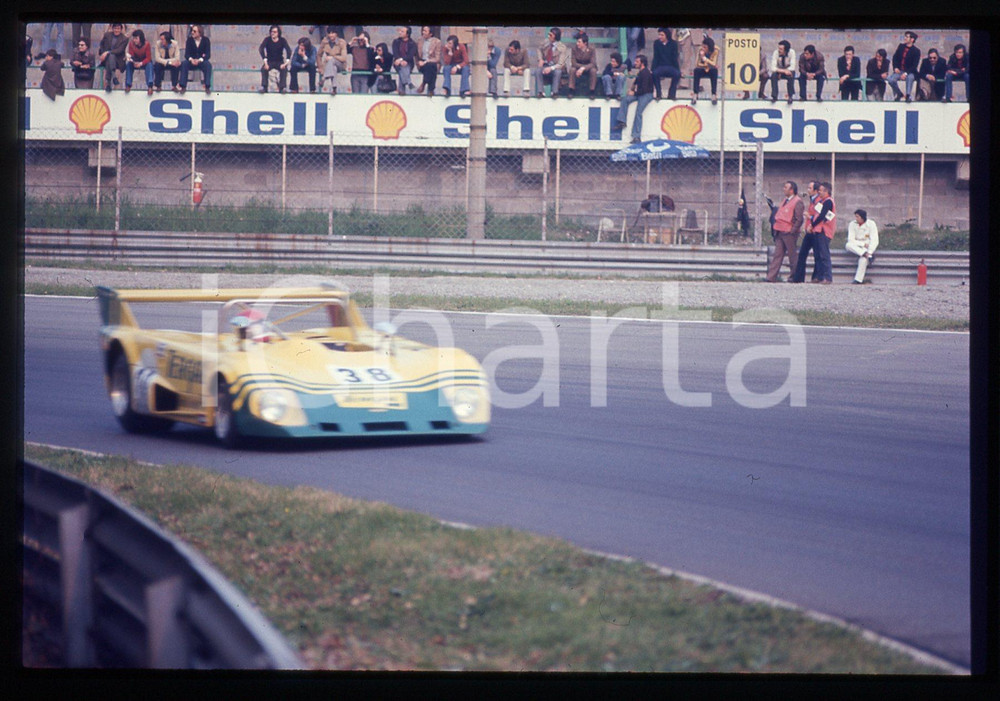 35mm vintage slide* 1974 1000 KM MONZA LOLA T294 in una curva   Diapositiva d'epoca, in formato 35 mm. CONDIZIONI: GOODTutti i diritti riservati.E' severamente vietata la riproduzione. ICharta mette in vendita, sul negozio eBay e in esclusiva sul sito "icharta" il proprio archivio composto da numerose diapositive e negativi fotografici d'epoca, tutti originali e autentici, che attraversano la storia del costume italiano tra gli la fine degli anni Sessanta e Novanta.Si tratta di uno sguardo inedito sull'attualit&agrave;, la politica, la vita quotidiana, il gossip e la cultura, che fotografa il cambiamento della nazione in quest'ultimo scorcio del XX secolo. Un'occasione unica per il mercato del collezionismo, che vede finalmente disponibile un archivio eccezionale per vastit&agrave;, tematiche e condizioni, in un settore (il negativo fotografico e la diapositiva) di assoluta novit&agrave; e dalle interessanti prospettive di investimento.     originale e autentica 1