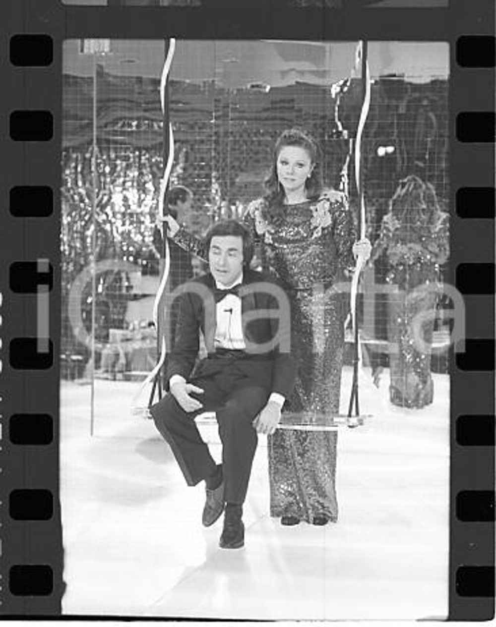 1984 IL CAPPELLO SULLE VENTITRE' Agostina BELLI Paolo MOSCA *NEGATIVO ORIGINALE Negativo originale in bianco e nero (su pellicola), in formato 35mm CONDIZIONI: GOODE' severamente vietata la riproduzione. Tutti i diritti sono riservati. ICharta mette in vendita, sul negozio eBay e in esclusiva sul sito "icharta" il proprio archivio composto da numerose diapositive e negativi fotografici d'epoca, tutti originali e autentici, che attraversano la storia del costume italiano tra gli la fine degli anni Sessanta e Novanta.Si tratta di uno sguardo inedito sull'attualità, la politica, la vita quotidiana, il gossip e la cultura, che fotografa il cambiamento della nazione in quest'ultimo scorcio del XX secolo. Un'occasione unica per il mercato del collezionismo, che vede finalmente disponibile un archivio eccezionale per vastità, tematiche e condizioni, in un settore (il negativo fotografico e la diapositiva) di assoluta novità e dalle interessanti prospettive di investimento.  GOOD/buono  FORMATO: 35mm originale e autentica 1