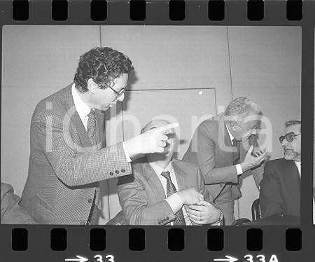 1984 PRE CONGRESSO DC Ciriaco DE MITA Roberto MAZZOTTA NEGATIVO ORIGINALE 1 Nella fotografia compaiono Giuseppe ZAMBERLETTI e Giuseppe GUZZETTI.Negativo originale in bianco e nero (su pellicola), in formato 35mm CONDIZIONI:  GOODE' severamente vietata la riproduzione. Tutti i diritti sono riservati. ICharta mette in vendita, sul negozio eBay e in esclusiva sul sito "icharta" il proprio archivio composto da numerose diapositive e negativi fotografici d'epoca, tutti originali e autentici, che attraversano la storia del costume italiano tra gli la fine degli anni Sessanta e Novanta.Si tratta di uno sguardo inedito sull'attualit&agrave;, la politica, la vita quotidiana, il gossip e la cultura, che fotografa il cambiamento della nazione in quest'ultimo scorcio del XX secolo. Un'occasione unica per il mercato del collezionismo, che vede finalmente disponibile un archivio eccezionale per vastit&agrave;, tematiche e condizioni, in un settore (il negativo fotografico e la diapositiva) di assoluta novit&agrave; e dalle interessanti prospettive di investimento.  VERY GOOD/ottimo  FORMATO: 35mm originale e autentica 1