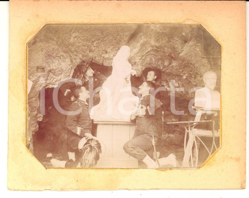 1900 ca ITALIA Bersaglieri in devozione verso una statua - Foto GOLIARDICA RARA