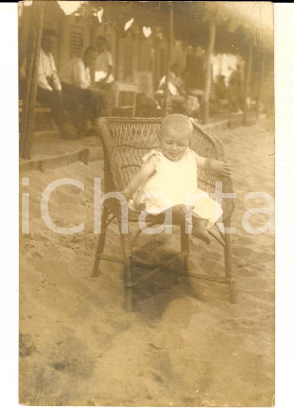 1925 ca LIGURIA (?) Ritratto di bambina su una sedia in spiaggia *Foto cartolina