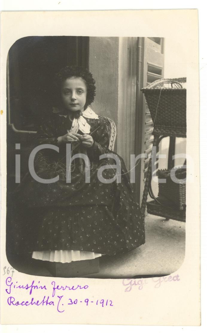 Fotografia d epoca originale 1912 ROCCHETTA TANARO Giuseppina FERRERO bambina cuce a maglia Fotocartolina 1