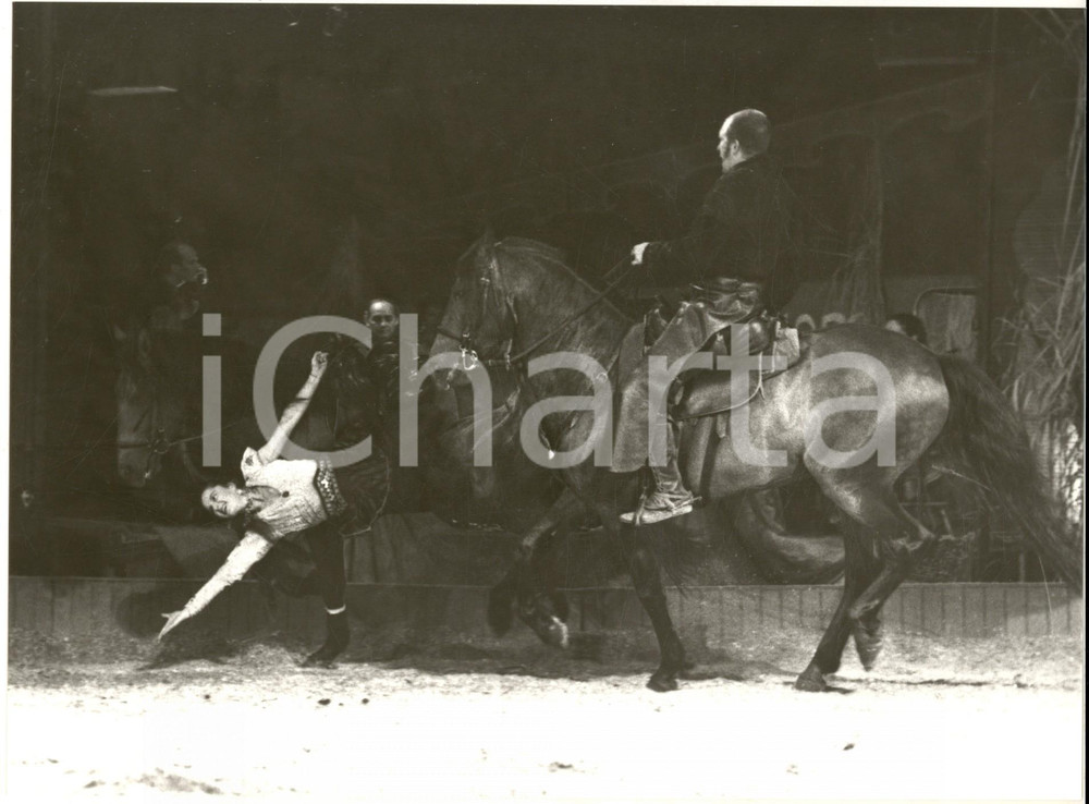 1985 ca FRANCE Teatro equestre ZINGARO - BARTABAS e acrobata a cavallo *Foto
