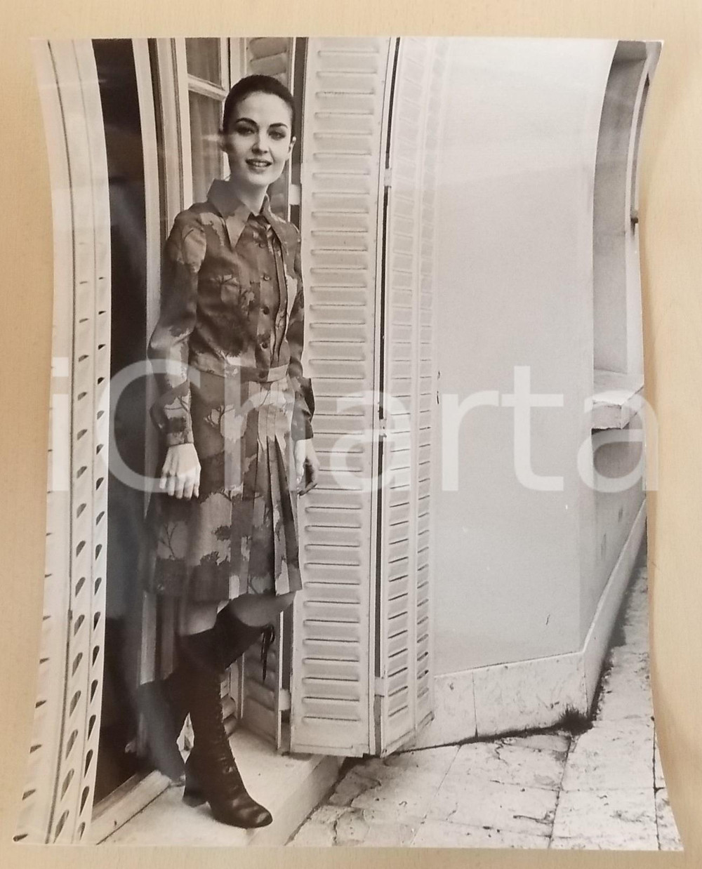 1970 ca PARIS Ritratto attrice Olga KARLATOS in balcone *Foto 30x40 cm