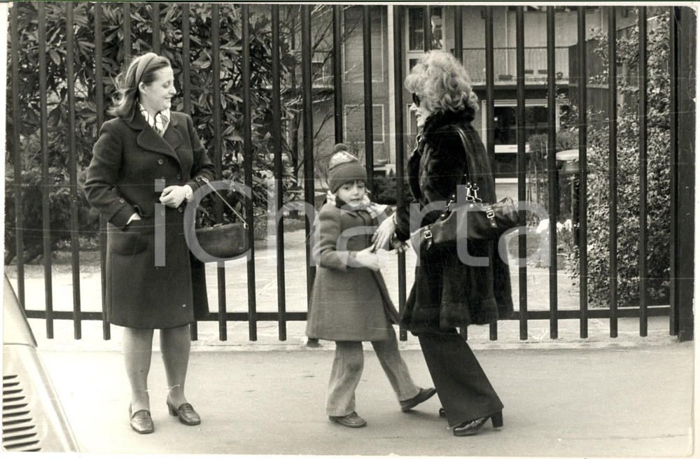 1975 ca GOSSIP MILANO Lauretta MASIERO con il figlio Gianluca GUIDI (4) *Foto 