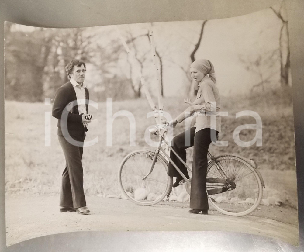 1970 ca COSTUME ITALIA Cantante Iva ZANICCHI in bicicletta (4) *Foto 40x30 cm