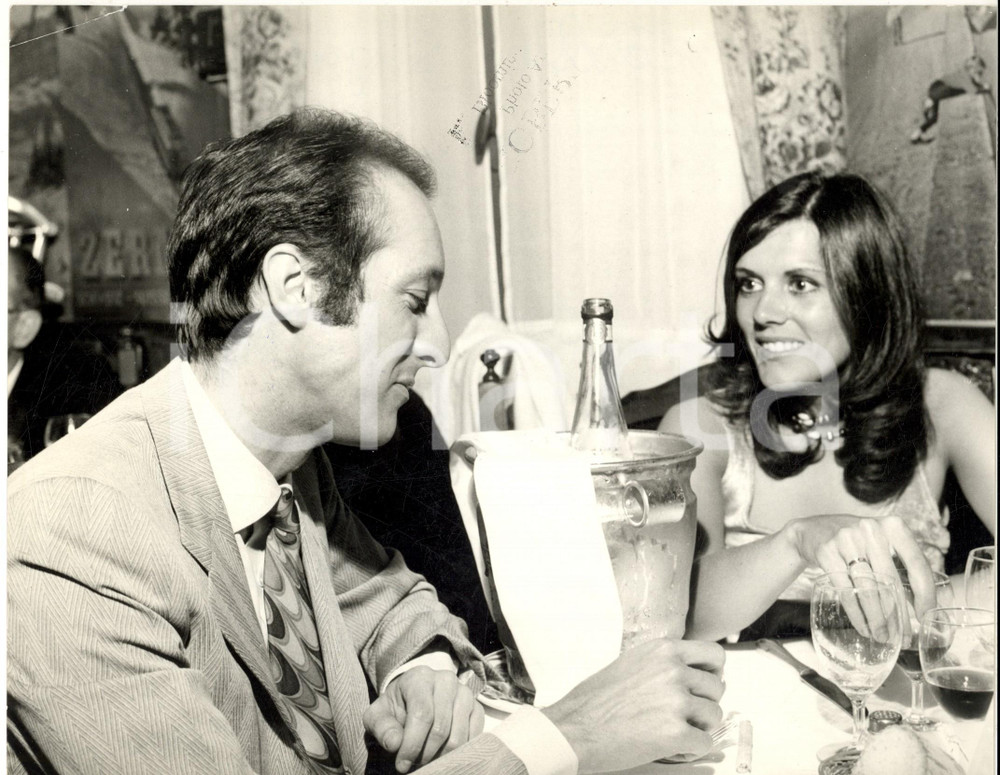 1970 ca GOSSIP ITALIA Caterina CASELLI con Piero SUGAR (1) *Foto 27x21 cm Fotografia d'epoca. CONDIZIONI: FAIR (traccia di inchiostro, residuo di un'altra fotografia e piegatura all'angolo superiore sinistro)FORMATO: 27x21 cm       originale e autentica 1