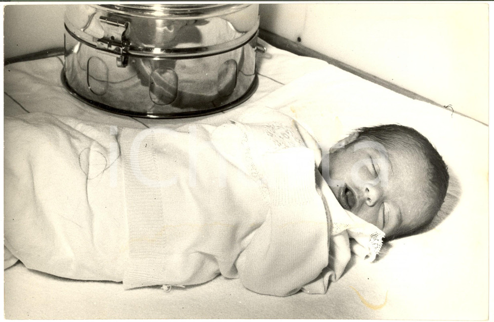 1971 MILANO Benedetta MAZZINI CROCCO (figlia di MINA) neonata (1) Foto 31x20 cm