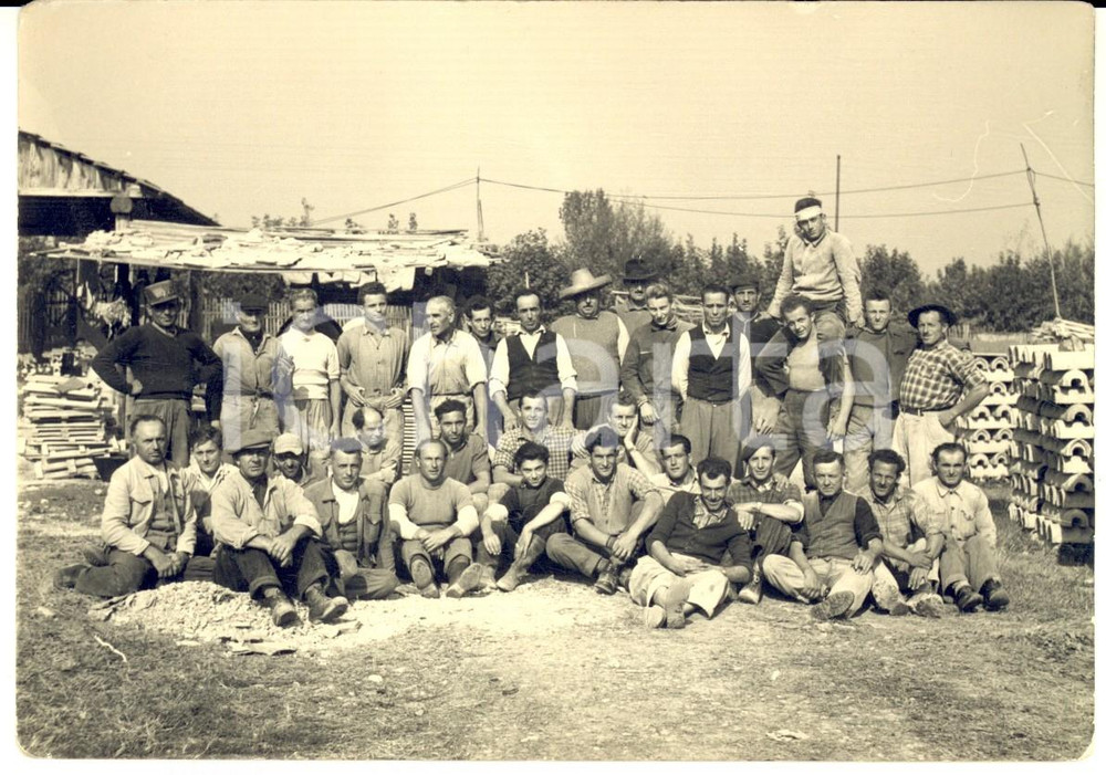 1950 ca SORESINA Gruppo di operai in un deposito di mattoni - Foto 14x10 cm