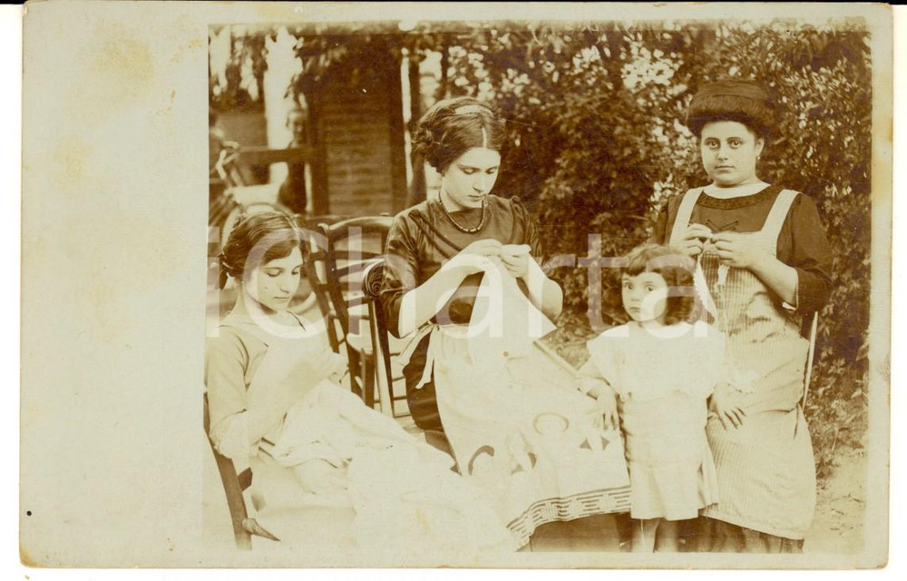 1900 ca MELARA Donne e bambine al ricamo in giardino - Foto cartolina F. BORGHI