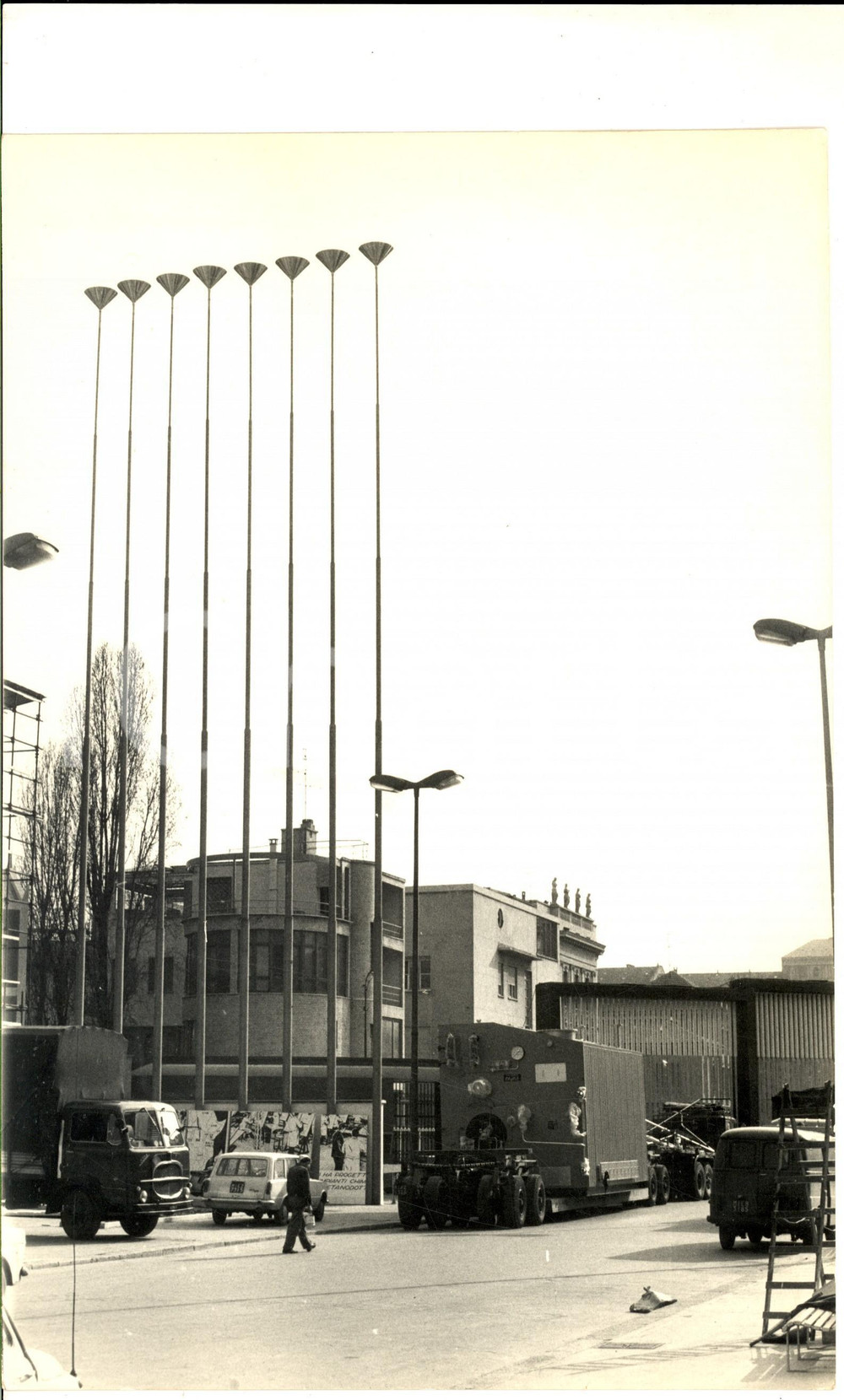 1975 ca MILANO Fiera Campionaria - Lavori di allestimento - Foto VINTAGE 20x30