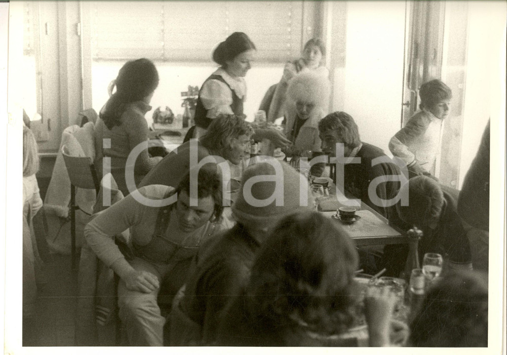 1970 ca COSTUME Principessa Soraya di Persia a pranzo in montagna (1) Foto