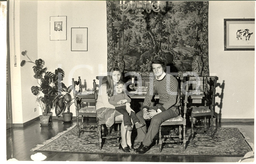1972 MILANO Fabio CAPELLO a casa con la moglie e il figlio (5) Foto 30x20