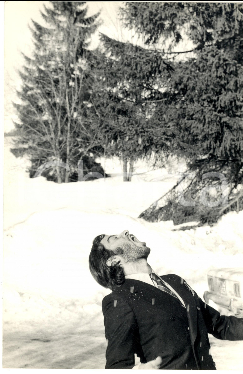 1970 ca ITALIA Augusto MARTELLI scherza nella neve (1) - Foto 20x30 cm