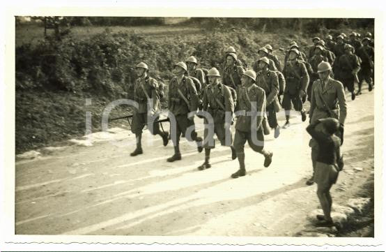 Fotografia d epoca originale 1941 WW2 ISTRIA  SISSANO 412° bis Battaglione Costiero  Bimbo sull attenti 1 1