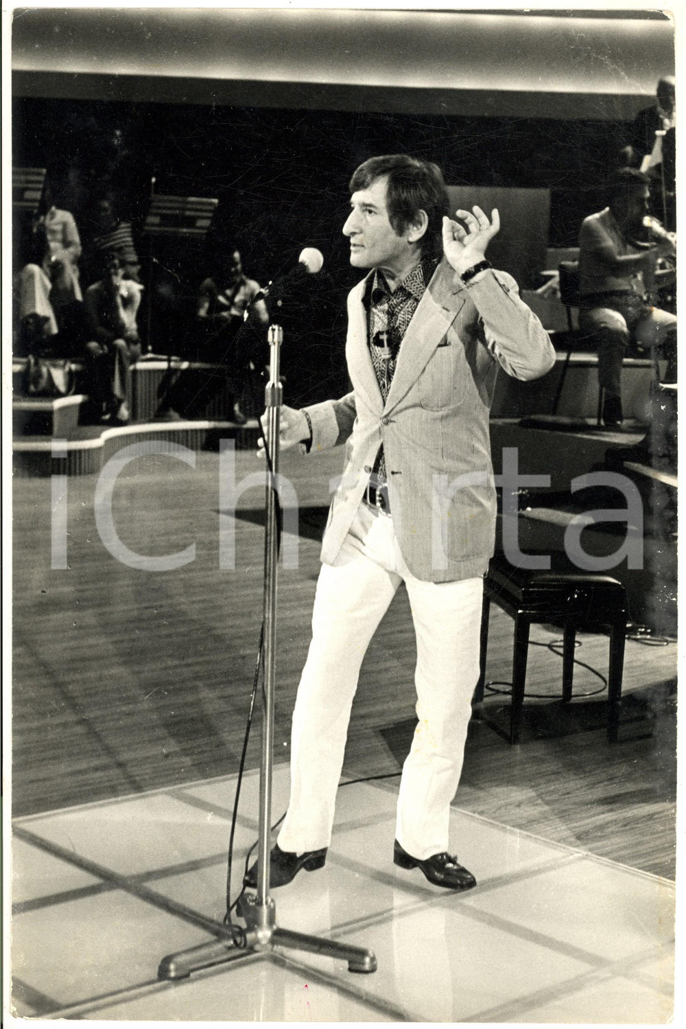 Fotografia d epoca originale 1970 ca COSTUME ITALIA Renato RASCEL durante un esibizione  Foto 20x30 cm 1