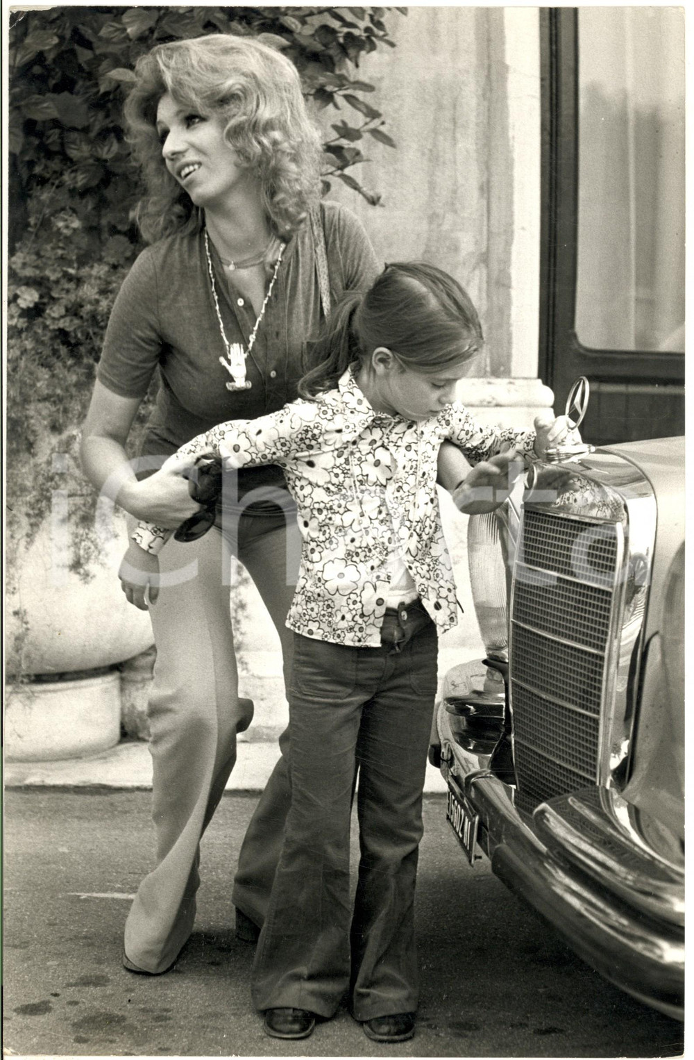 1975 ca MILANO Iva ZANICCHI con la figlia Michela ANSOLDI (3) *Foto 20x30 cm