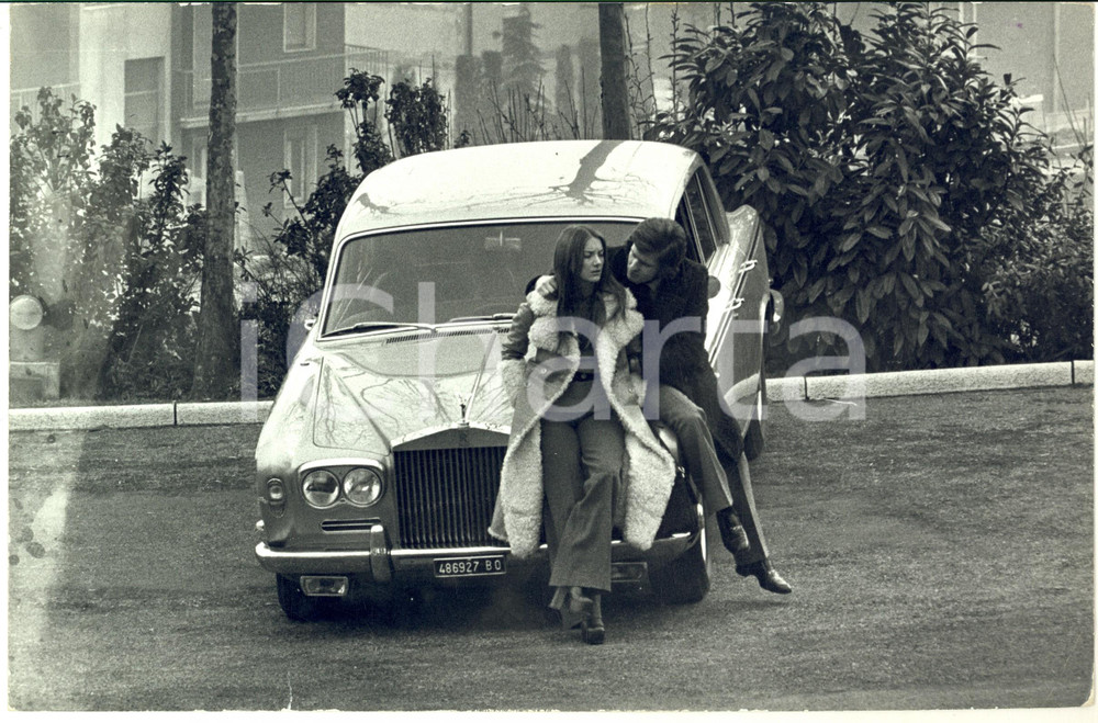 1970 ca GOSSIP ITALIA Barbara BOUCHET su un'auto con Paolo PAZZAGLIA (3) - Foto