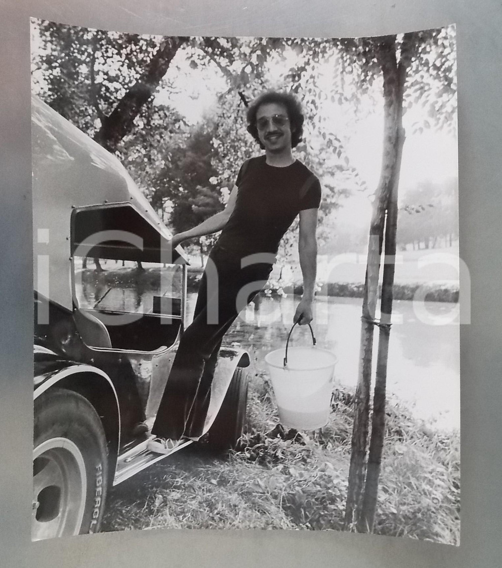 1970 ca COSTUME ITALIA Umberto BALSAMO lava l'auto in un parco (1) Foto 25x30 cm