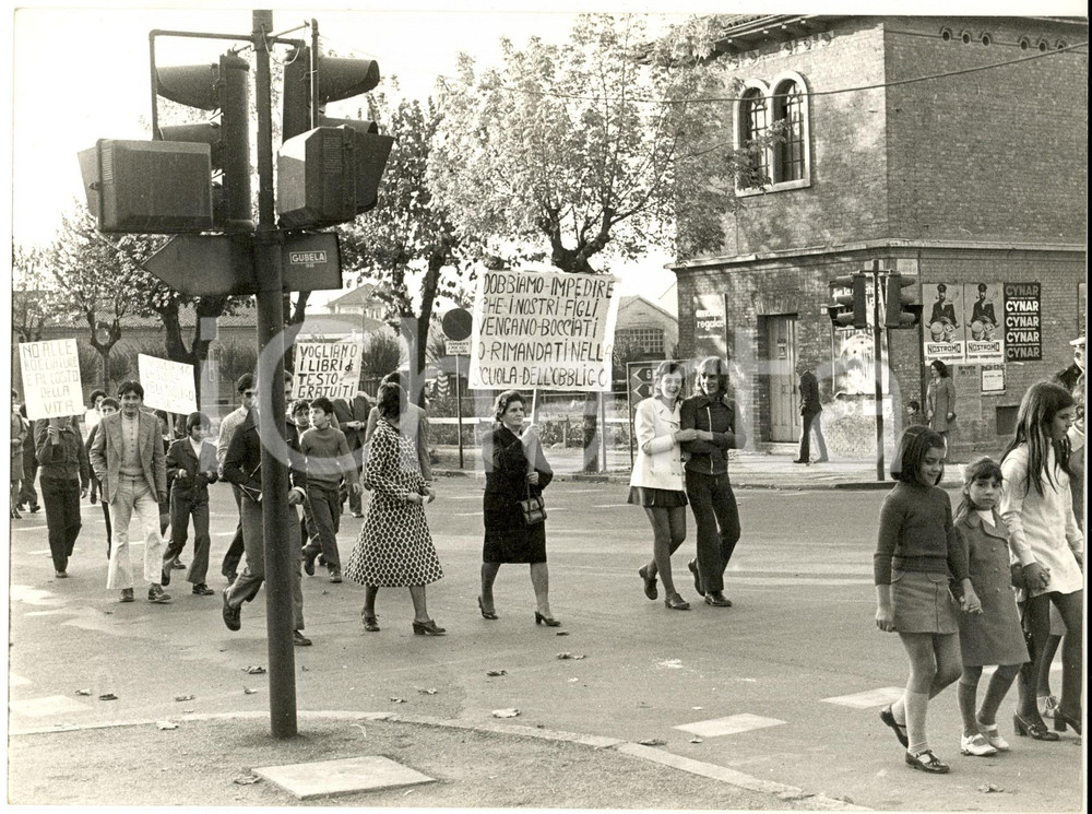 1975 ca TORTONA (AL) Manifestazione SCUOLA - No a bocciature e carovita *Foto
