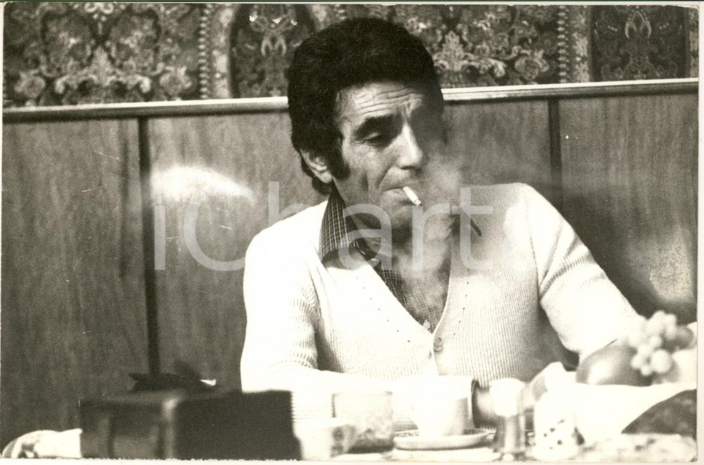 1970 ca COSTUME ITALIA Alberto LUPO fuma sigaretta a tavola - Foto 30x20 cm