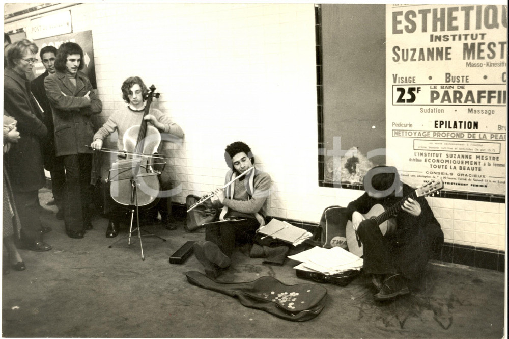 1970 ca COSTUME PARIS Concerto artisti di strada in metropolitana (1) Foto